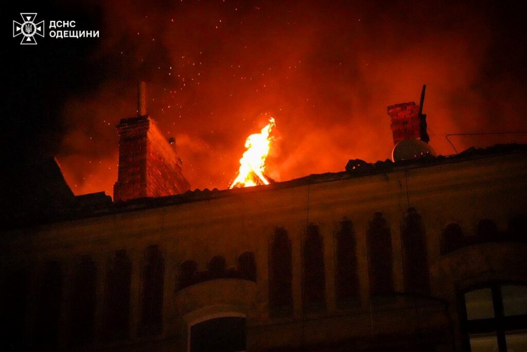 Вночі росіяни поцілили у житлові квартали в Одесі: серед поранених – дитина