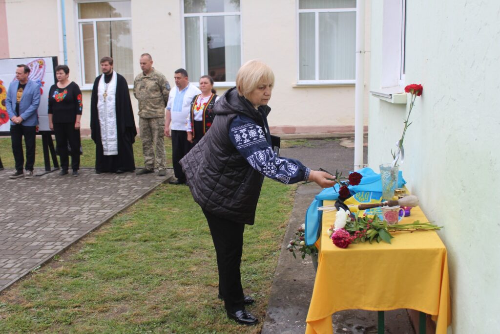 У Саф’янівській громаді відкрили меморіальну дошку на честь загиблого захисника Сергія Гаркавенка