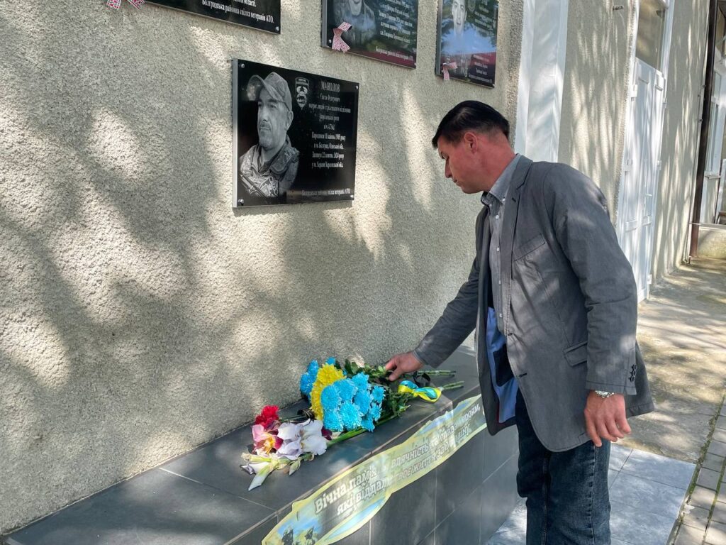 До Дня Героїв України у Болградському ліцеї відкрили меморіальну дошку на честь полеглого випускника