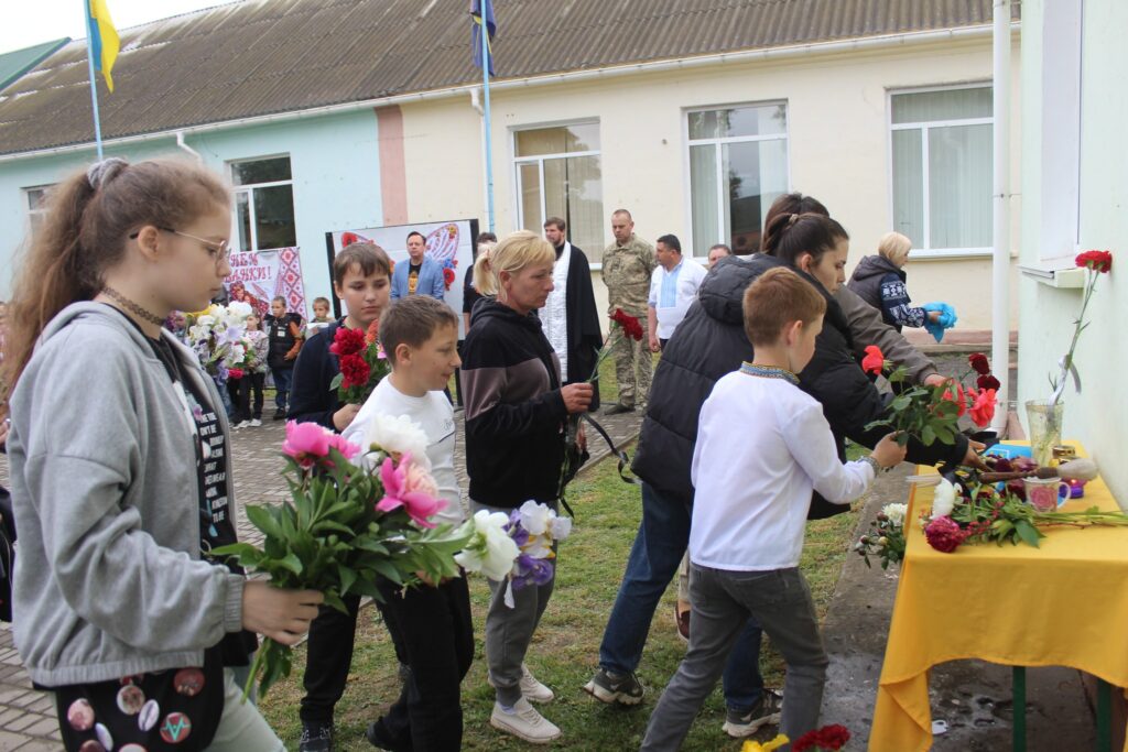 У Саф’янівській громаді відкрили меморіальну дошку на честь загиблого захисника Сергія Гаркавенка