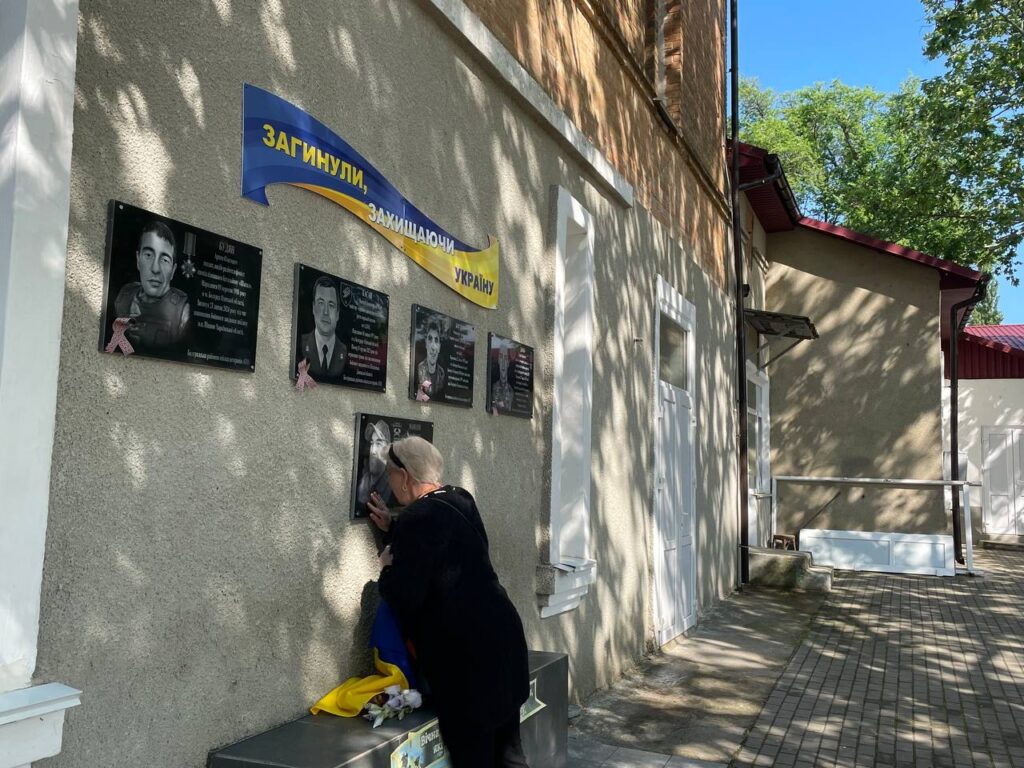 До Дня Героїв України у Болградському ліцеї відкрили меморіальну дошку на честь полеглого випускника