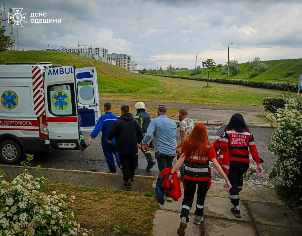 На Одещині молода жінка зірвалася з обриву над морем