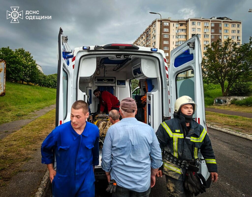 На Одещині молода жінка зірвалася з обриву над морем