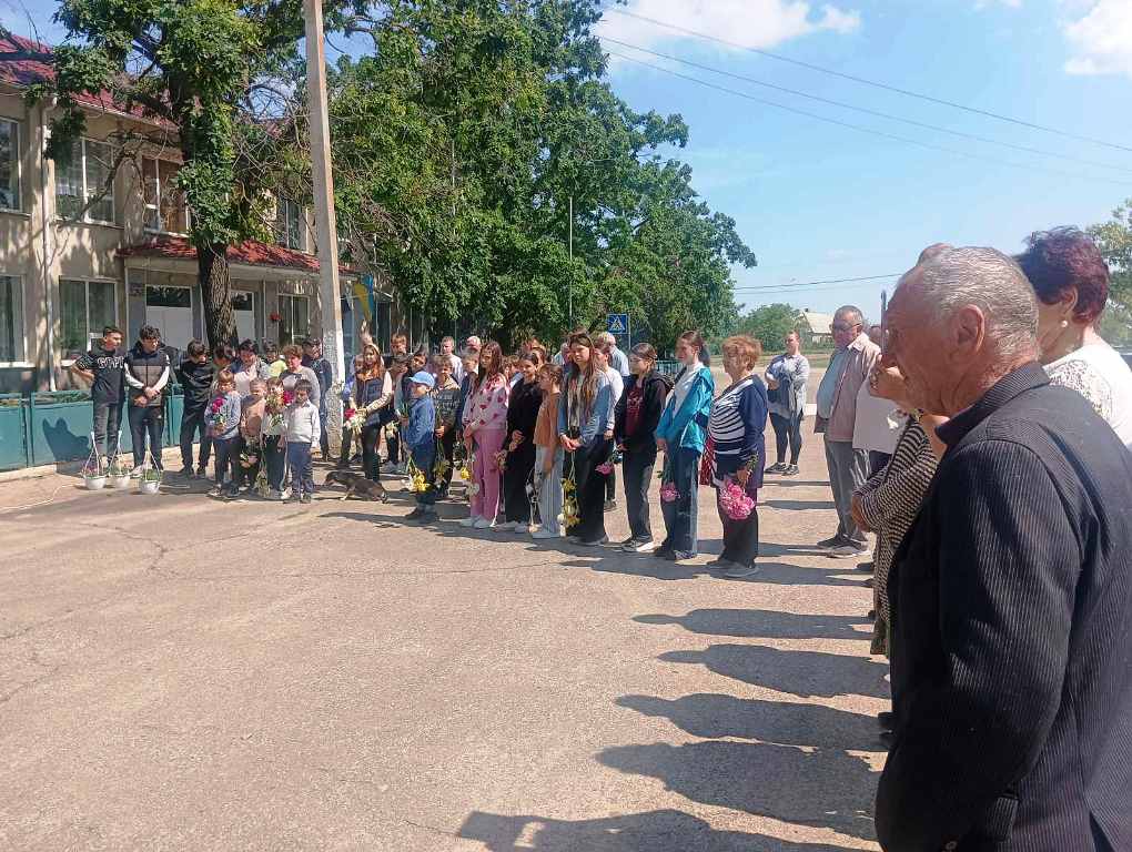 Свято крізь сльози: у Владичені Болградської громади вшанували Героїв та відзначили День села