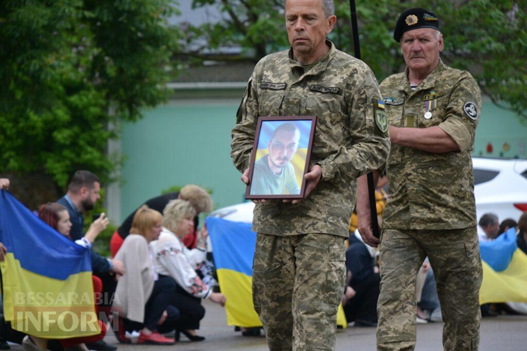 У Кілії не стихає жалоба: місто проводжало в останню путь Героя, який загинув понад рік тому