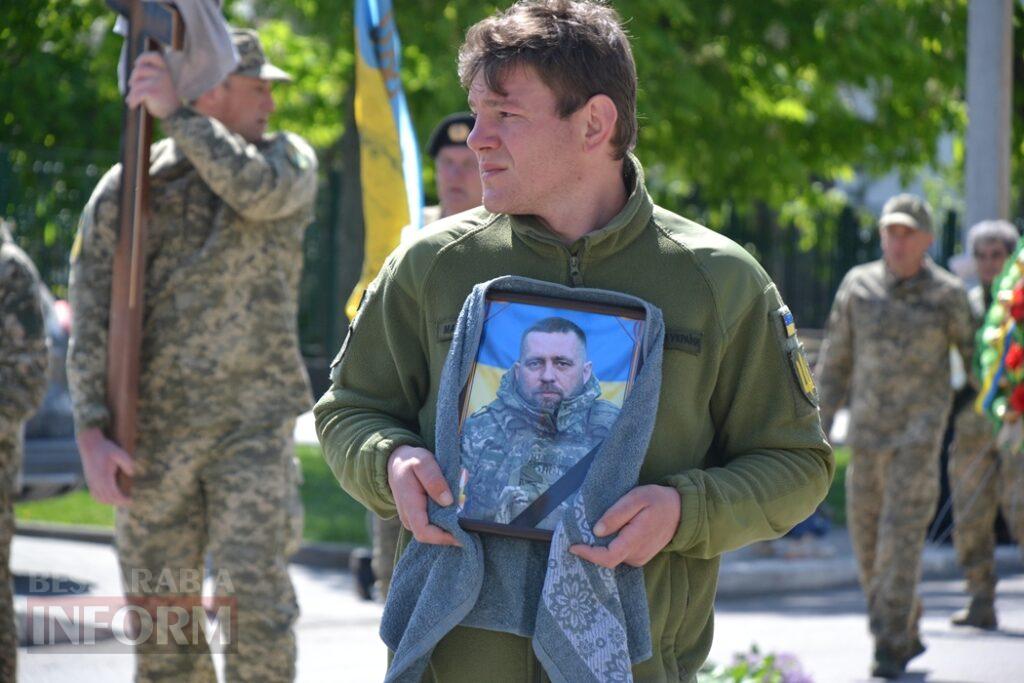 Кілія схилила голови у скорботі за загиблим на Донеччині головним сержантом Денисом Володькіним