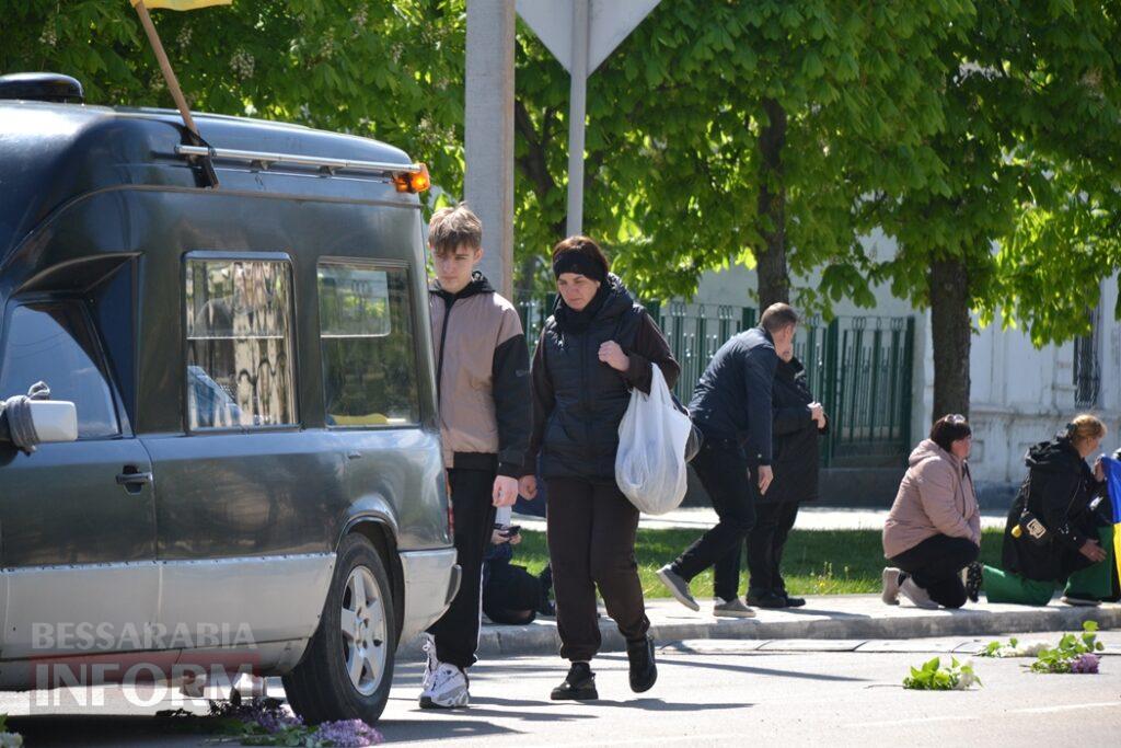 Кілія схилила голови у скорботі за загиблим на Донеччині головним сержантом Денисом Володькіним