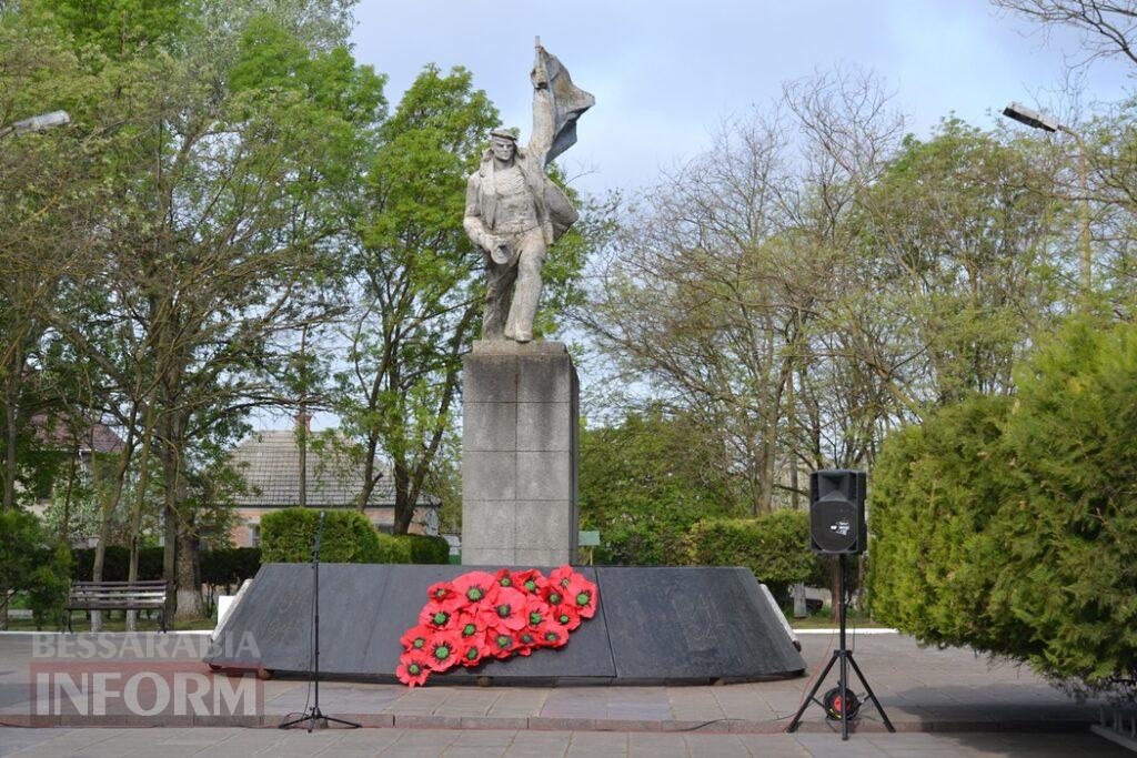 На знак скорботи за загиблими у Другій світовій війні Сквер пам’яті в Кілії прикрасили червоними маками