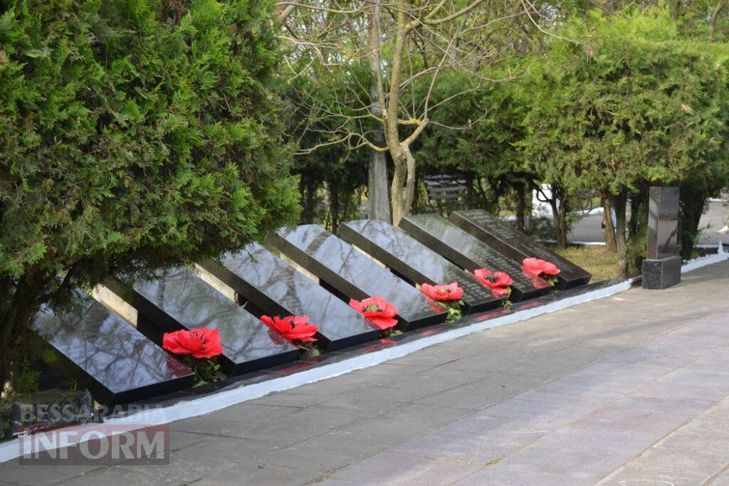 На знак скорботи за загиблими у Другій світовій війні Сквер пам’яті в Кілії прикрасили червоними маками
