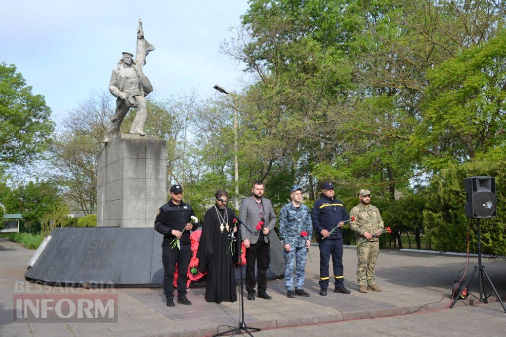 На знак скорботи за загиблими у Другій світовій війні Сквер пам’яті в Кілії прикрасили червоними маками