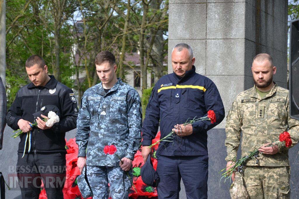 На знак скорботи за загиблими у Другій світовій війні Сквер пам’яті в Кілії прикрасили червоними маками