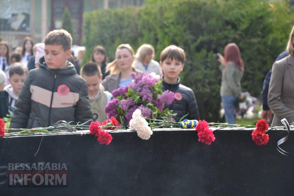 На знак скорботи за загиблими у Другій світовій війні Сквер пам’яті в Кілії прикрасили червоними маками