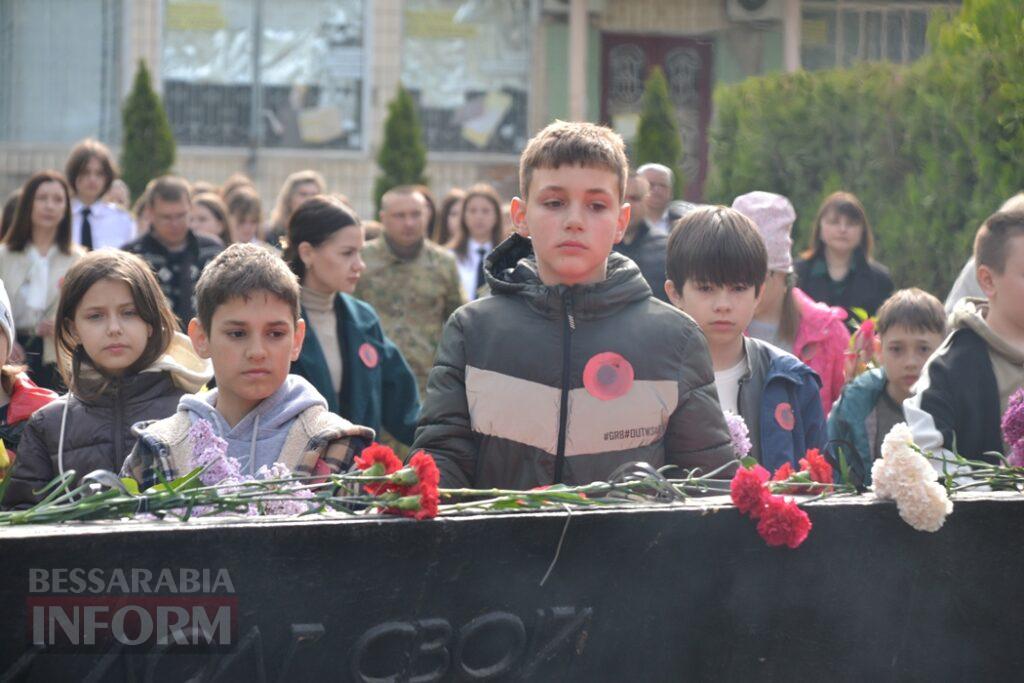 На знак скорботи за загиблими у Другій світовій війні Сквер пам’яті в Кілії прикрасили червоними маками