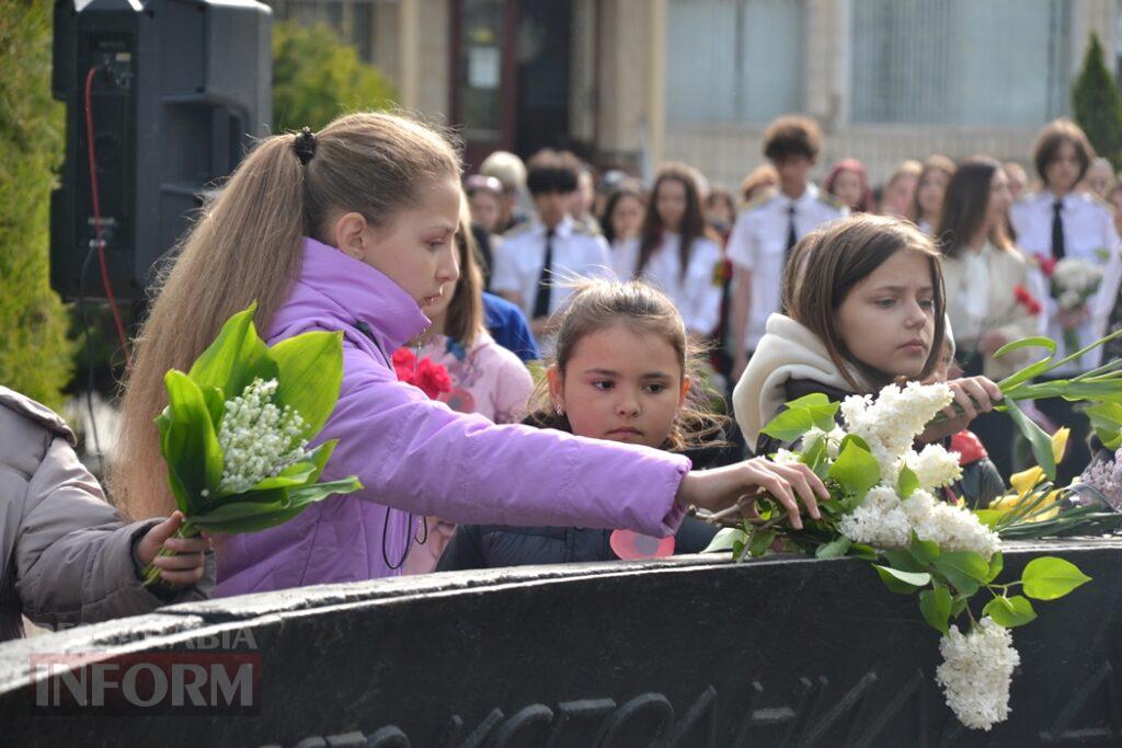 На знак скорботи за загиблими у Другій світовій війні Сквер пам’яті в Кілії прикрасили червоними маками