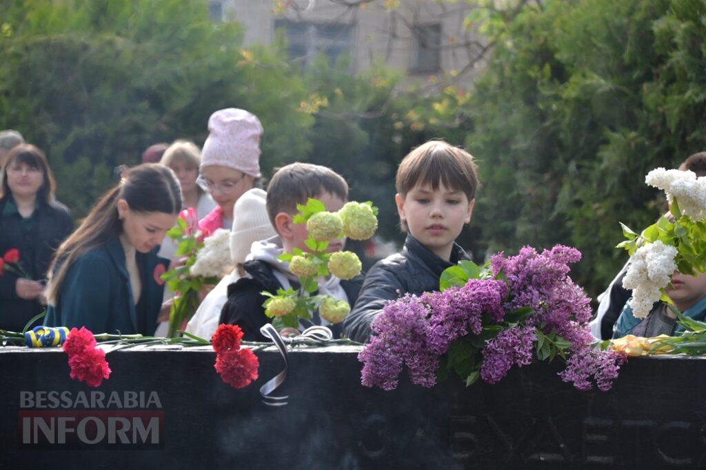 На знак скорботи за загиблими у Другій світовій війні Сквер пам’яті в Кілії прикрасили червоними маками