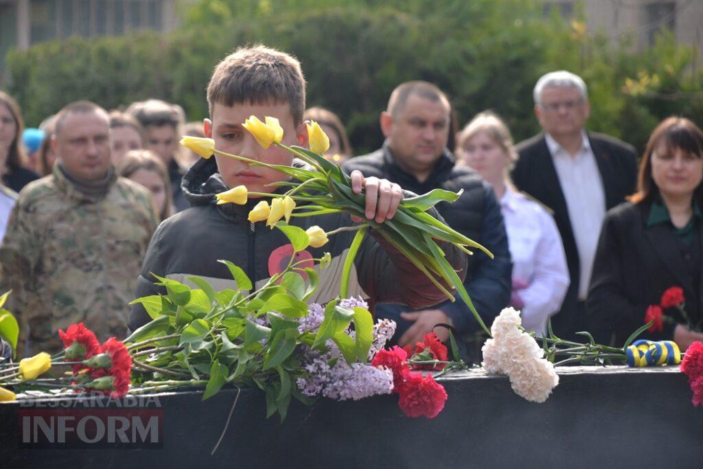 На знак скорботи за загиблими у Другій світовій війні Сквер пам’яті в Кілії прикрасили червоними маками