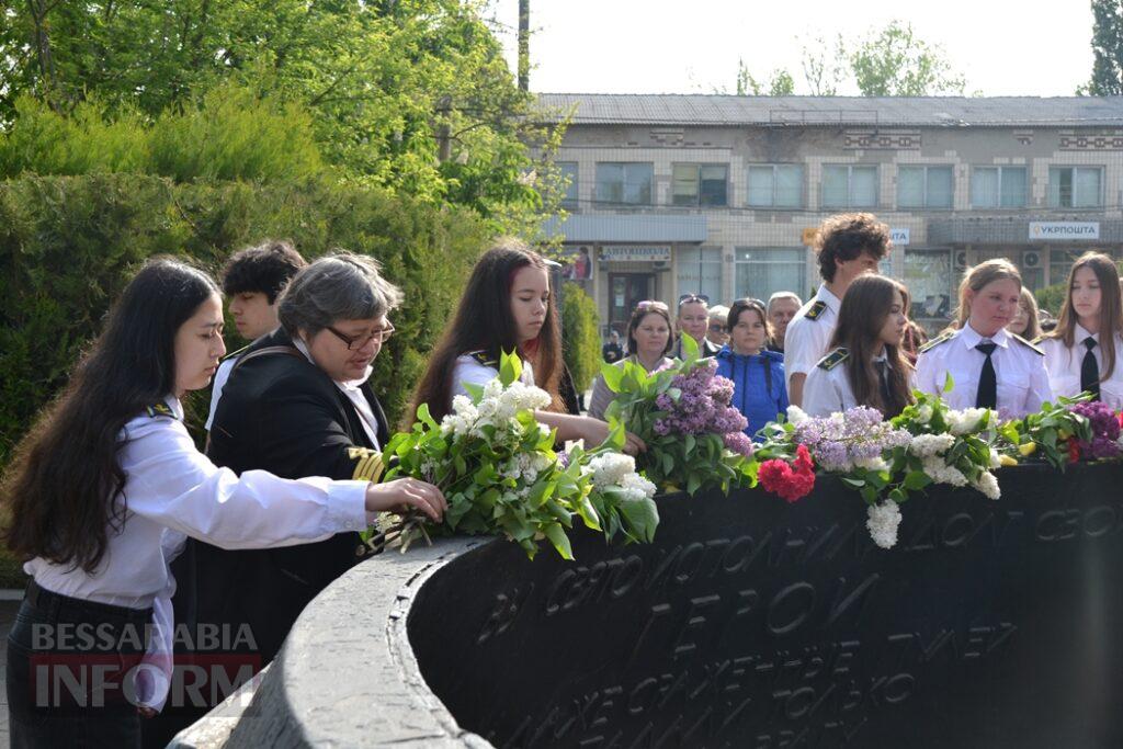 На знак скорботи за загиблими у Другій світовій війні Сквер пам’яті в Кілії прикрасили червоними маками