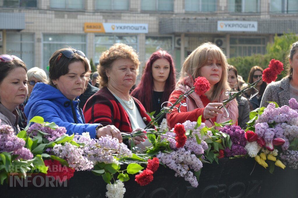 На знак скорботи за загиблими у Другій світовій війні Сквер пам’яті в Кілії прикрасили червоними маками