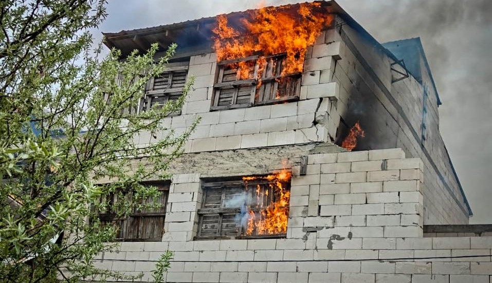 У ДСНС показали кадри пожежі в будинку на Білгород-Дністровщині через дронову атаку