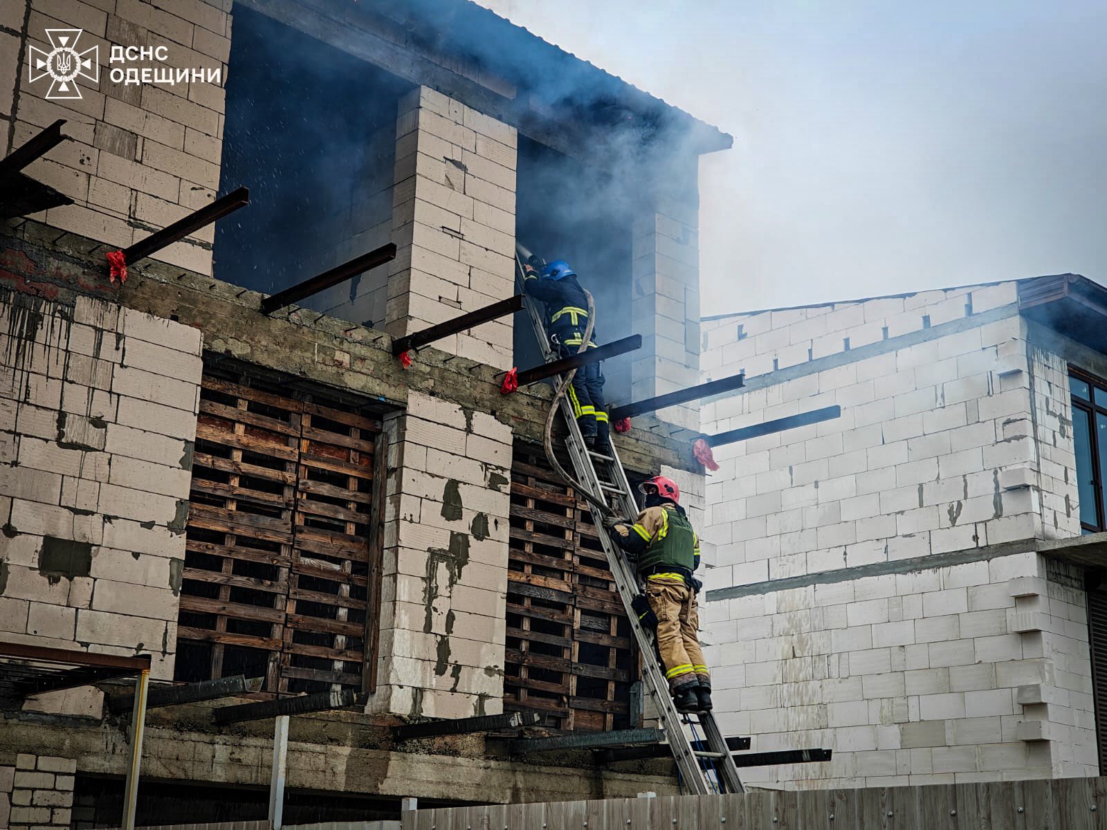 У ДСНС показали кадри пожежі в будинку на Білгород-Дністровщині через дронову атаку