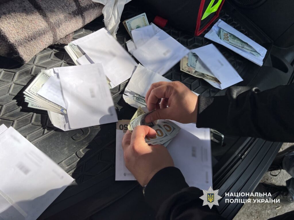 Диплом за 1600 доларів: в Одесі на хабарі затримано офіцера морського вишу