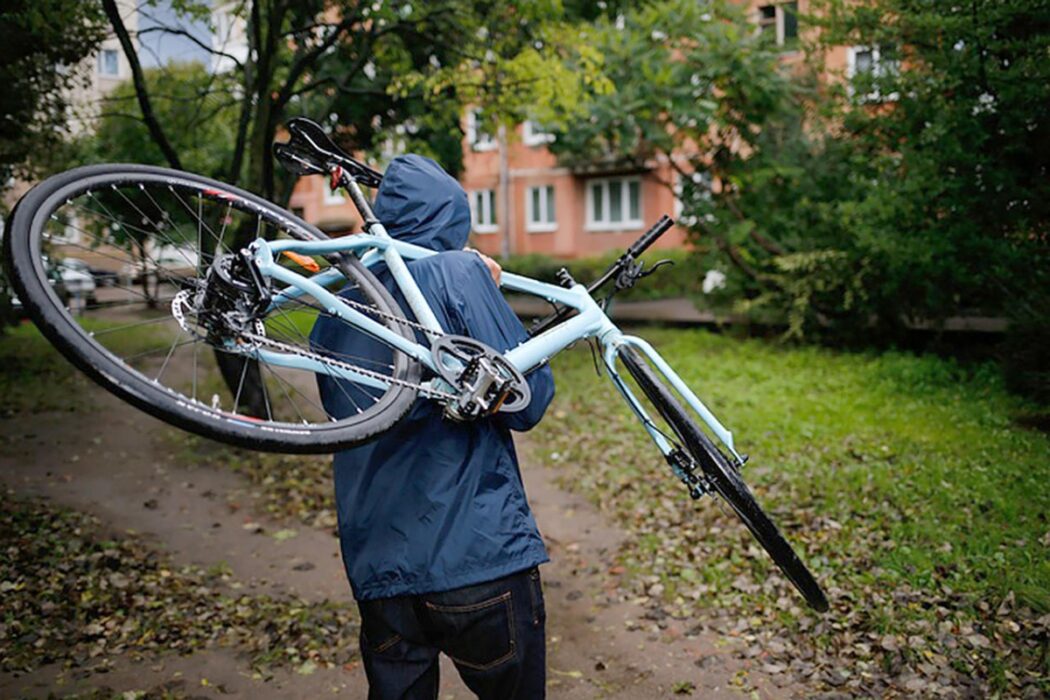 У Затоці п’яний чоловік «позичив» у дітей велосипед біля школи, щоб доїхати додому: як покарав суд