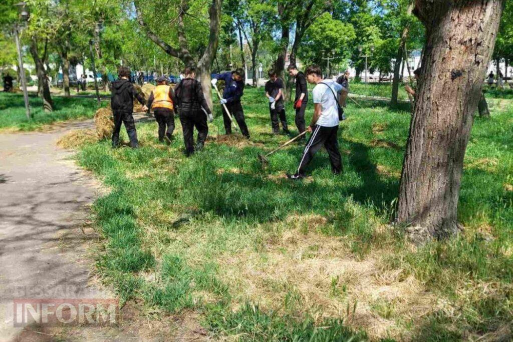 У Кілії курсанти допомогли комунальникам прибрати місцевий парк