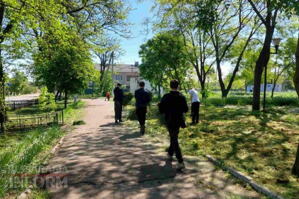 У Кілії курсанти допомогли комунальникам прибрати місцевий парк
