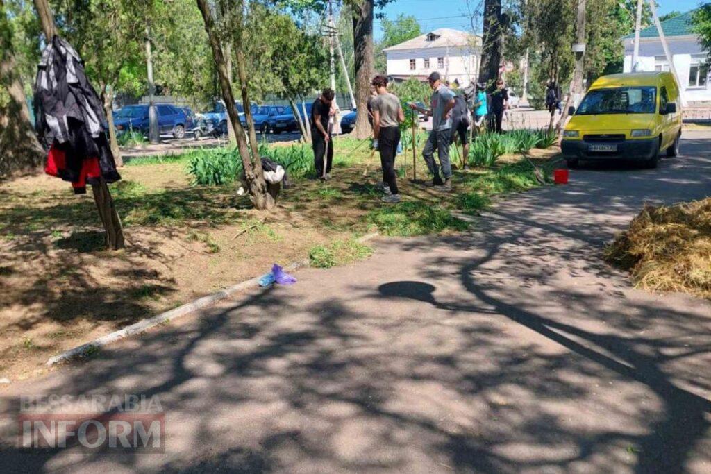 У Кілії курсанти допомогли комунальникам прибрати місцевий парк