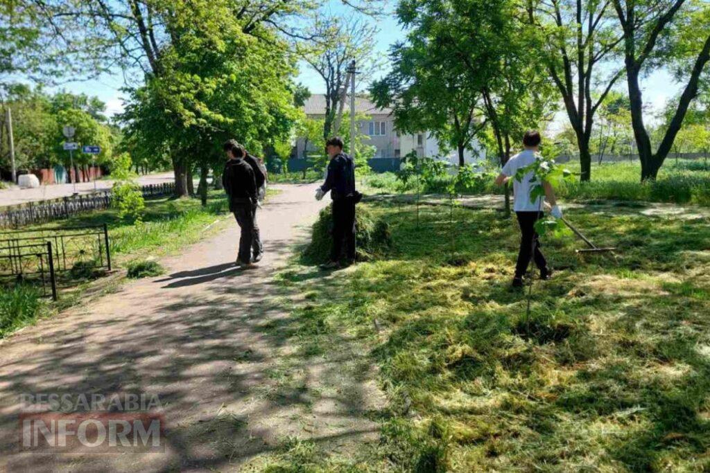 У Кілії курсанти допомогли комунальникам прибрати місцевий парк
