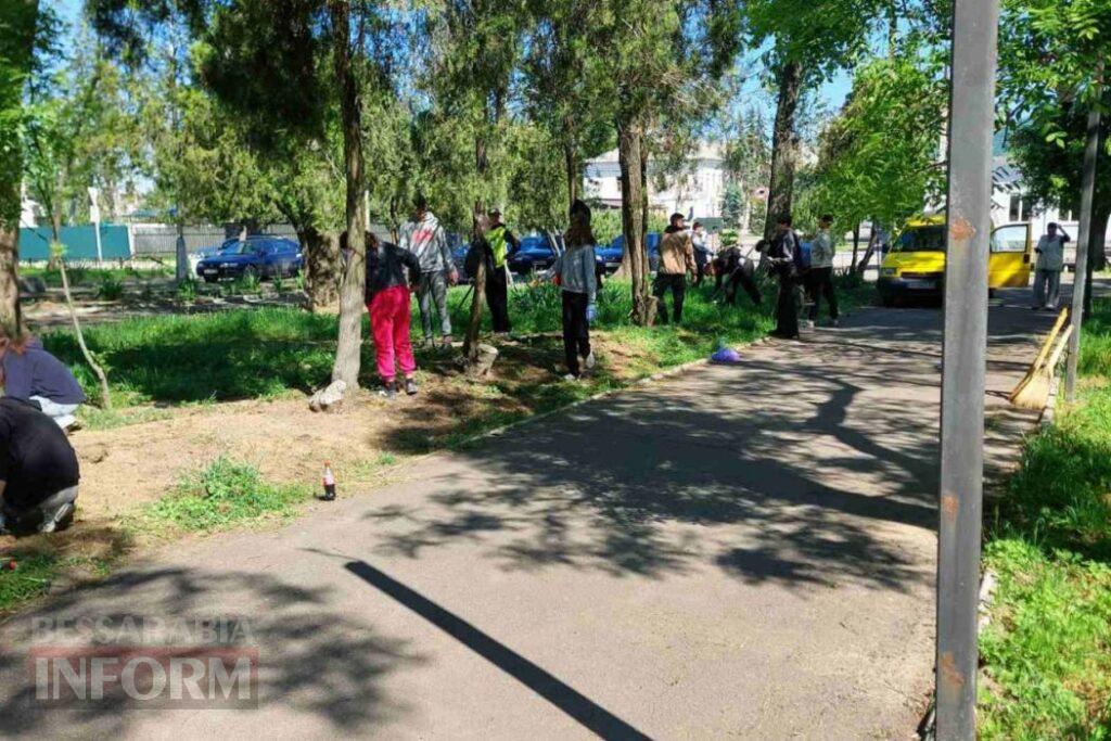 У Кілії курсанти допомогли комунальникам прибрати місцевий парк