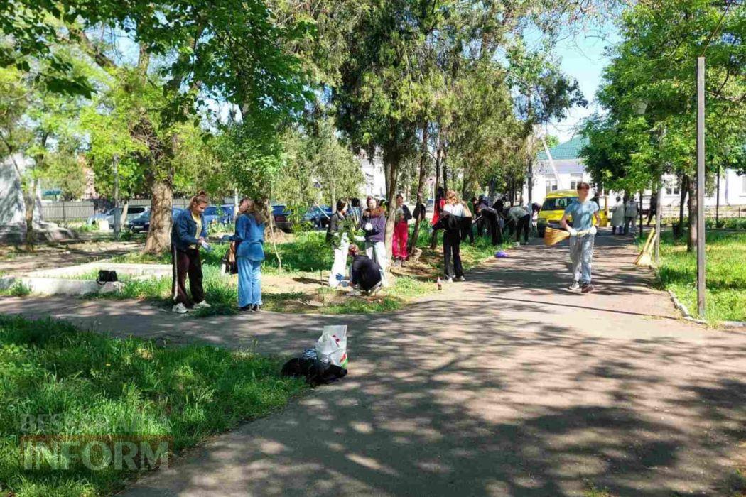 У Кілії курсанти допомогли комунальникам прибрати місцевий парк