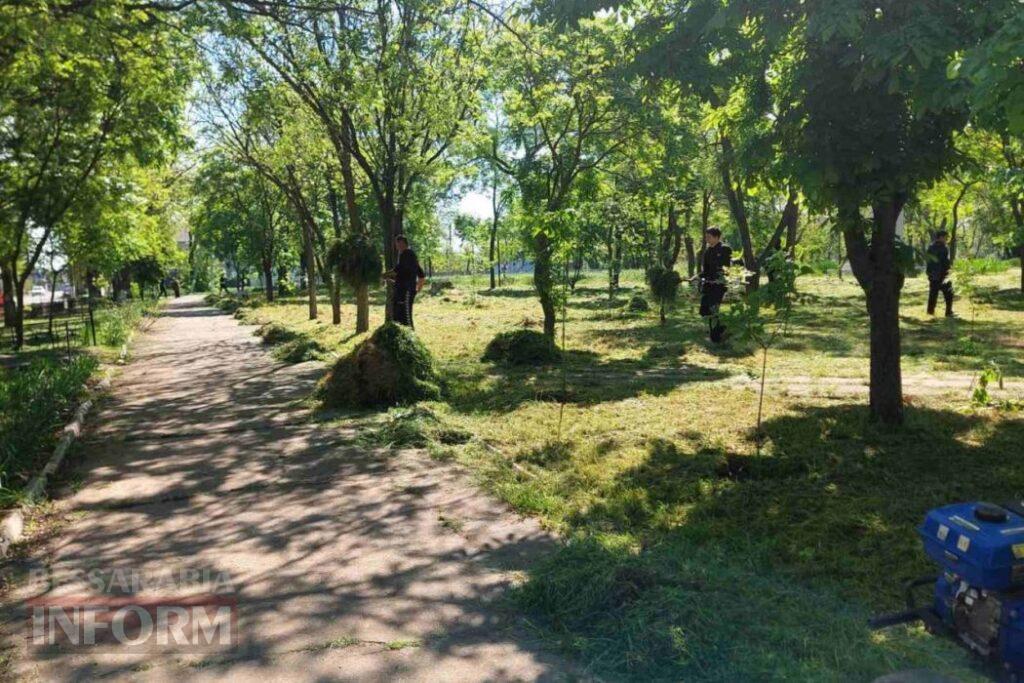 У Кілії курсанти допомогли комунальникам прибрати місцевий парк