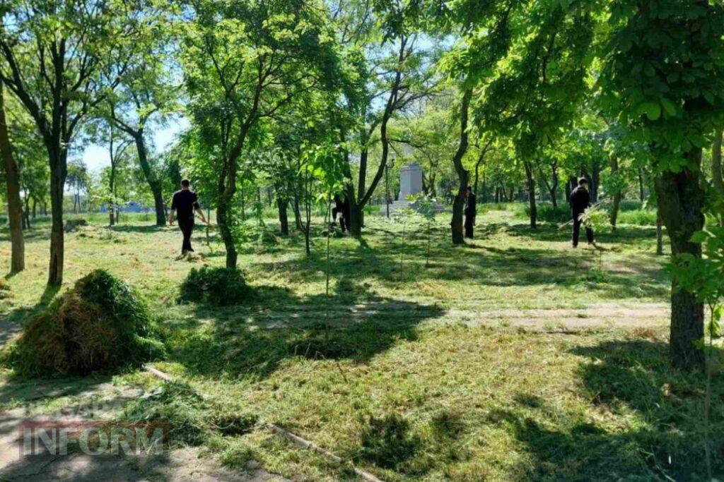 У Кілії курсанти допомогли комунальникам прибрати місцевий парк