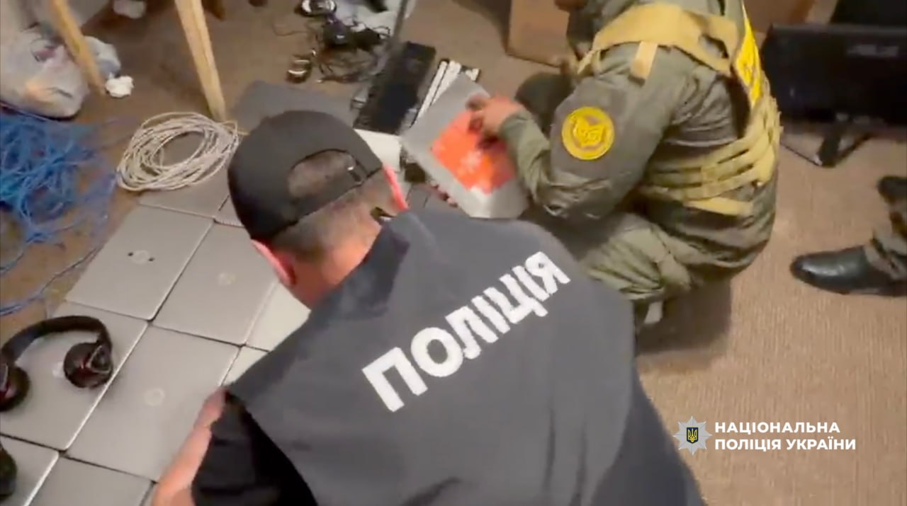 Представлялися представниками банківських установ та правоохоронних органів: на Одещині викрито злочинну організацію шахраїв