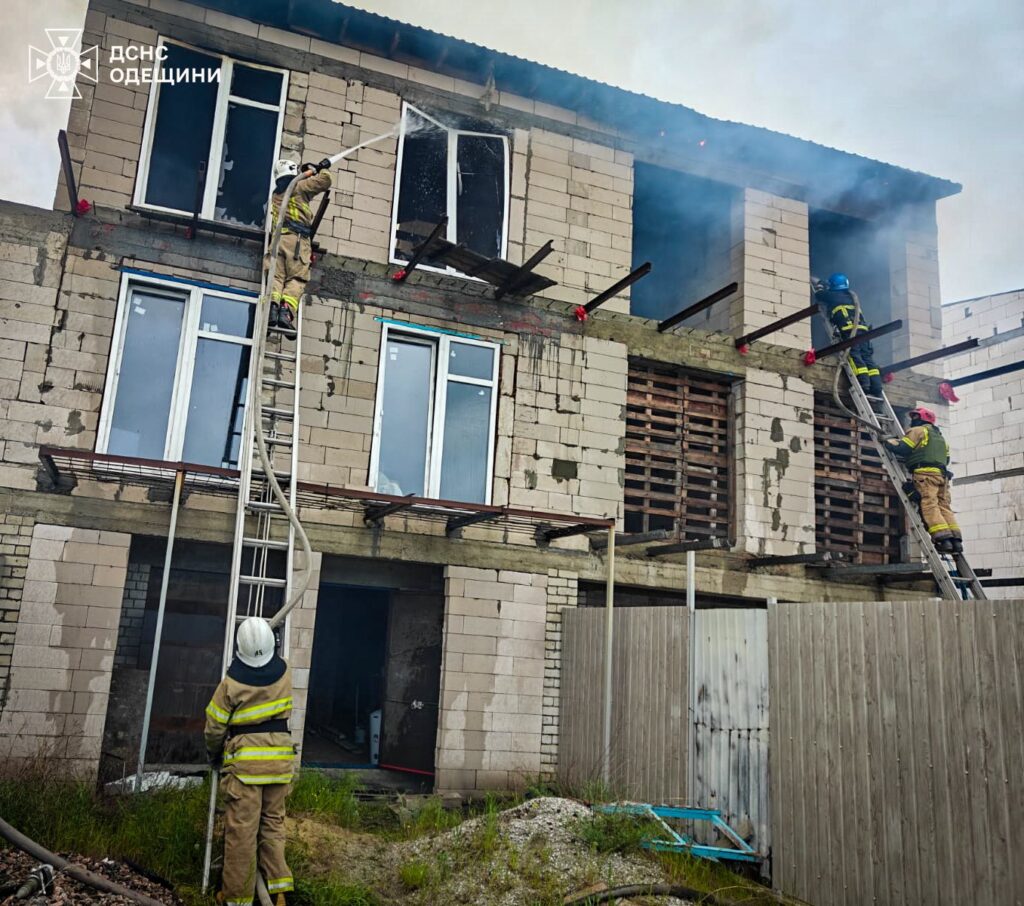 У ДСНС показали кадри пожежі в будинку на Білгород-Дністровщині через дронову атаку