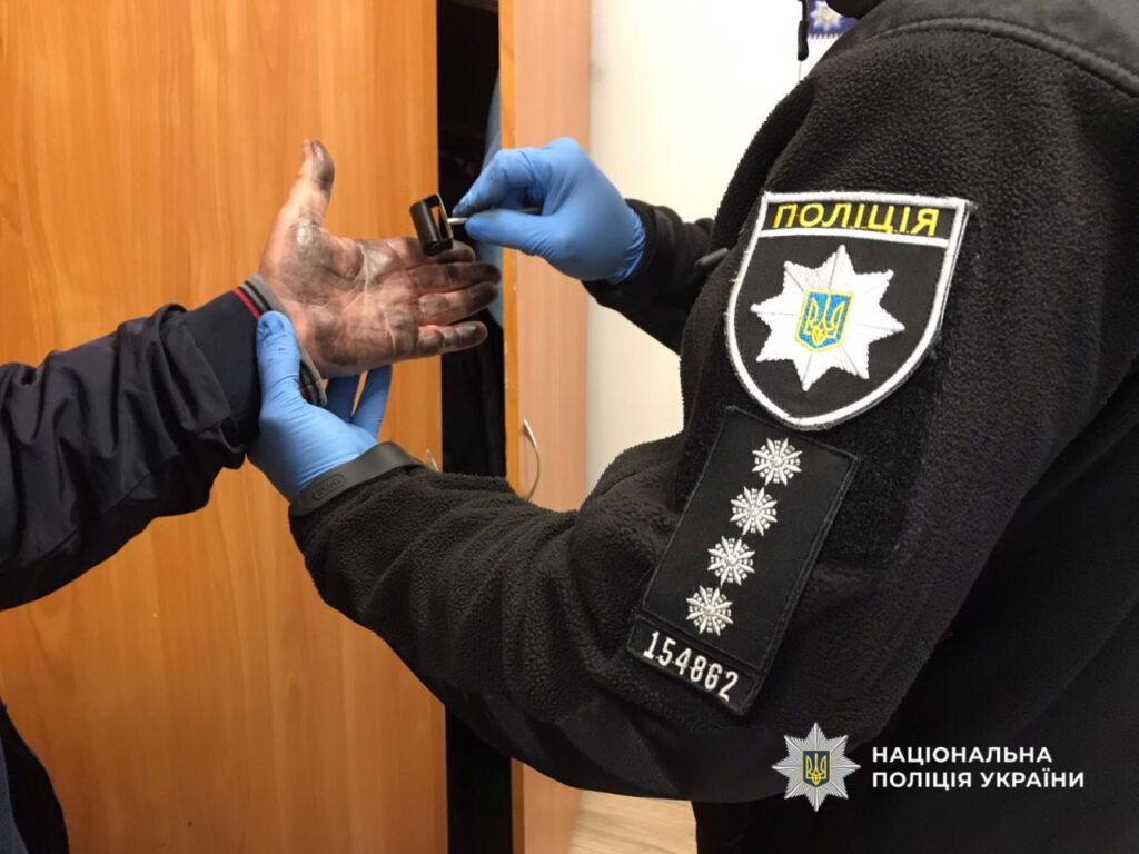 Диплом за 1600 доларів: в Одесі на хабарі затримано офіцера морського вишу