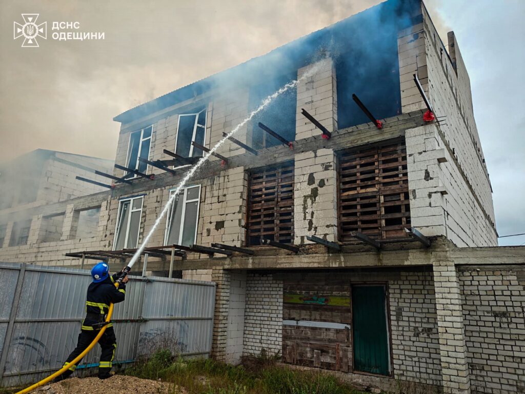 У ДСНС показали кадри пожежі в будинку на Білгород-Дністровщині через дронову атаку
