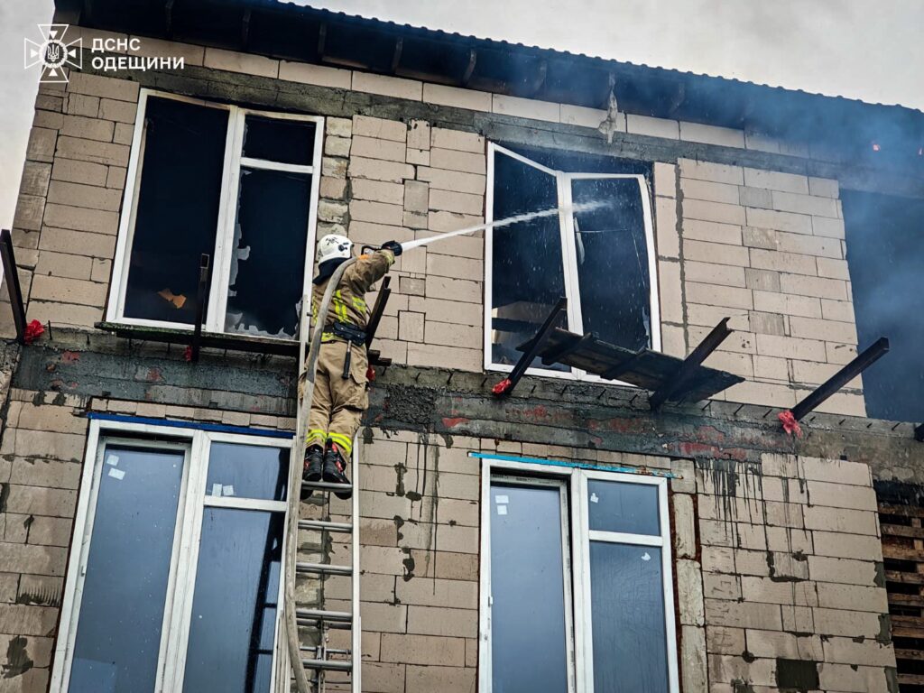 У ДСНС показали кадри пожежі в будинку на Білгород-Дністровщині через дронову атаку