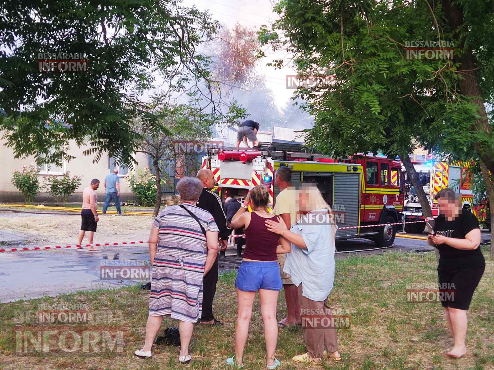 У Болграді полихає склад Нової пошти після гучного вибуху, загорівся будинок поруч - з місця подій (доповнюється)