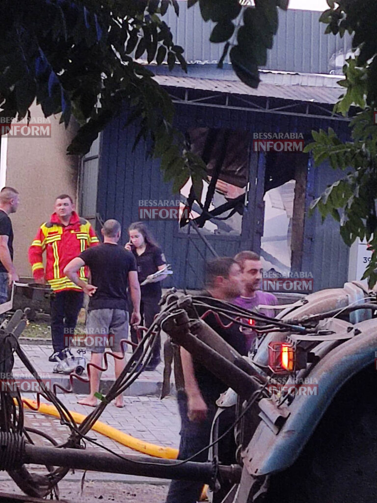 У Болграді полихає склад Нової пошти після гучного вибуху, загорівся будинок поруч – з місця подій (доповнюється)