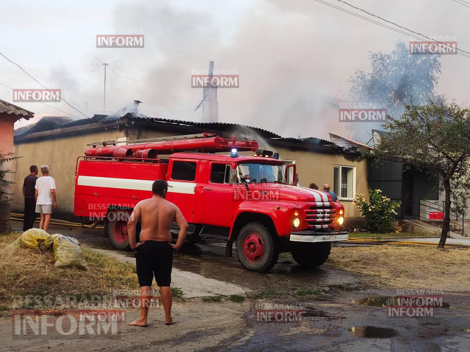 У Болграді полихає склад Нової пошти після гучного вибуху, загорівся будинок поруч - з місця подій (доповнюється)