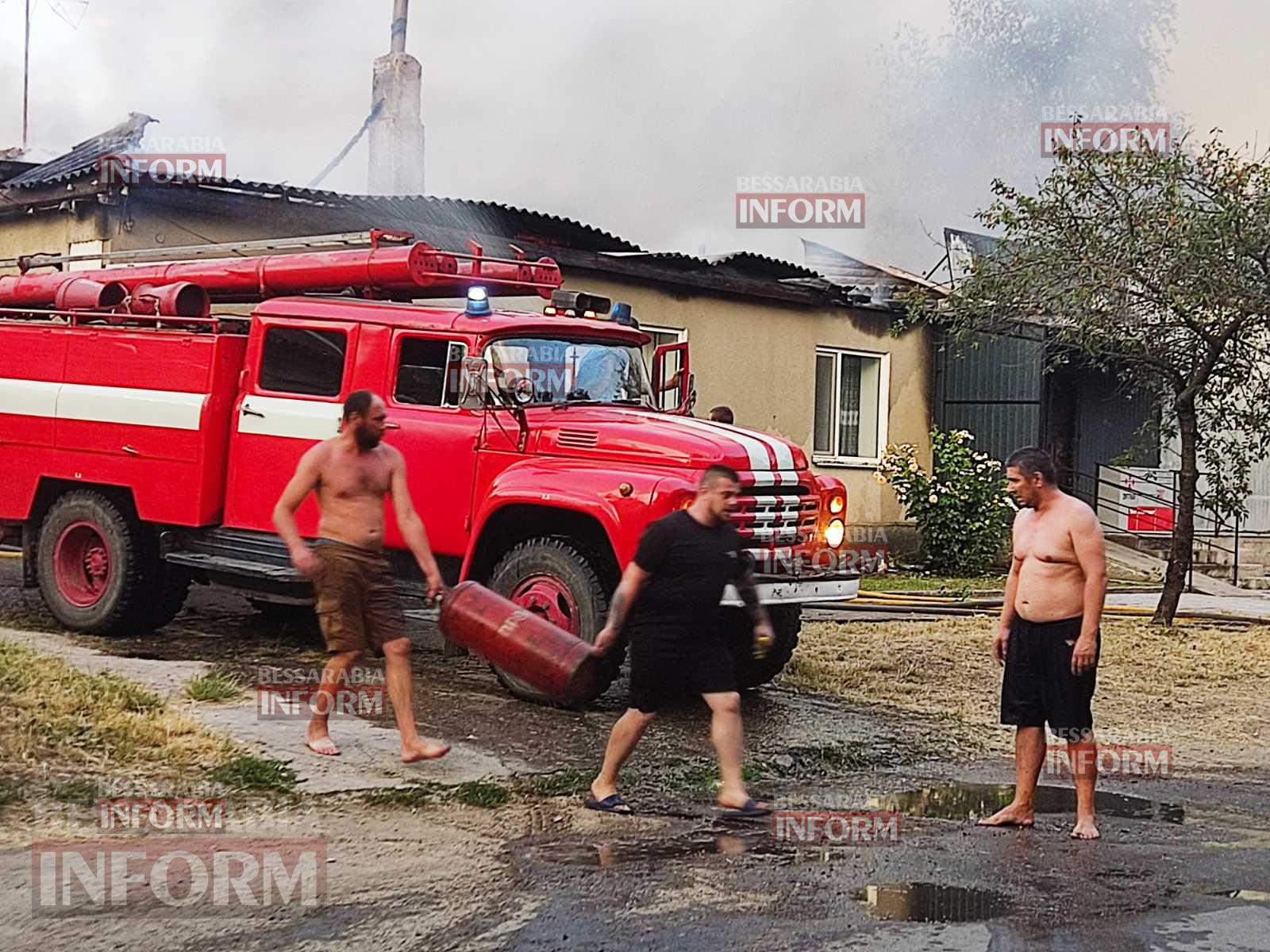 У Болграді полихає склад Нової пошти після гучного вибуху, загорівся будинок поруч - з місця подій (доповнюється)