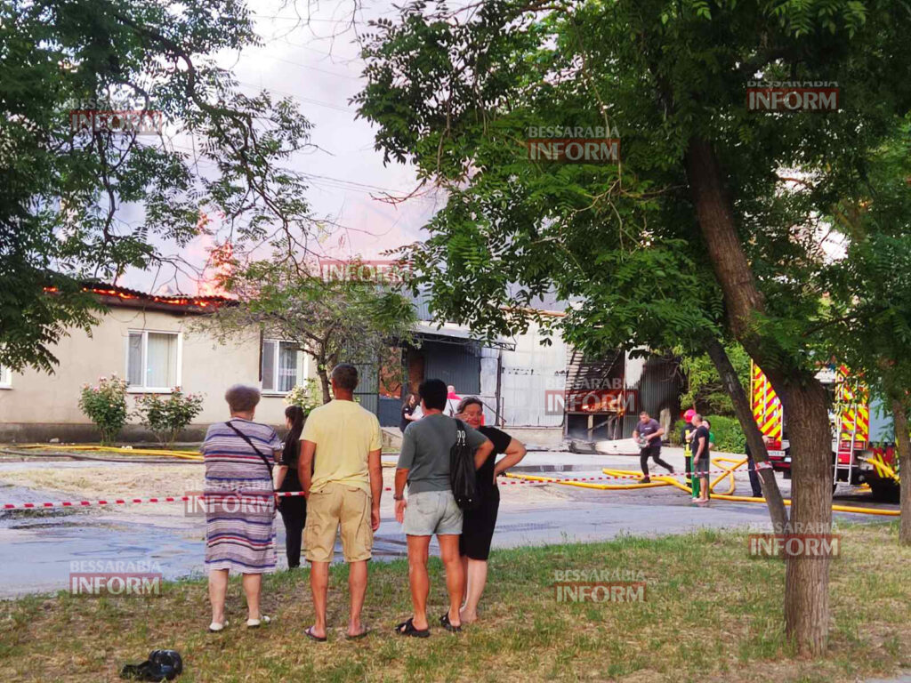 У Болграді полихає склад Нової пошти після гучного вибуху, загорівся будинок поруч – з місця подій (доповнюється)