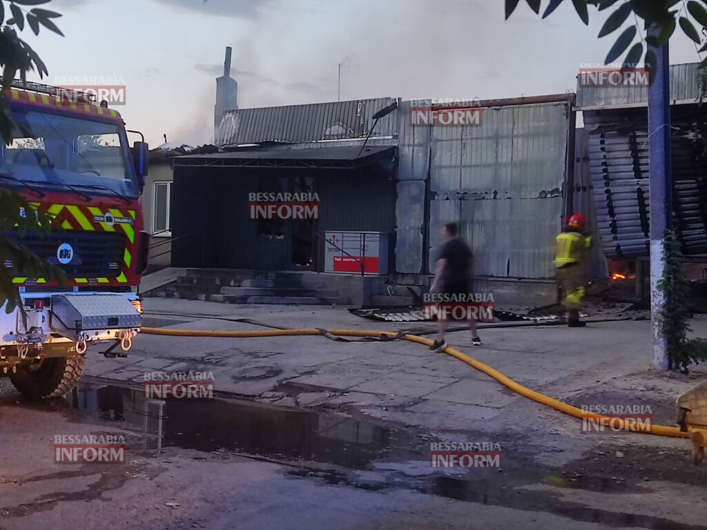 У Болграді полихає склад Нової пошти після гучного вибуху, загорівся будинок поруч – з місця подій (доповнюється)