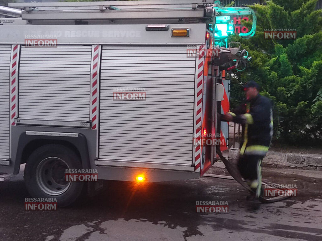 У Болграді полихає склад Нової пошти після гучного вибуху, загорівся будинок поруч – з місця подій (доповнюється)