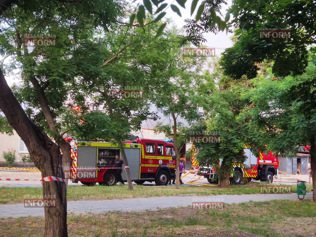 У Болграді полихає склад Нової пошти після гучного вибуху, загорівся будинок поруч – з місця подій (доповнюється)