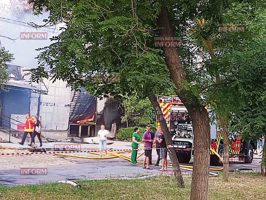 У Болграді полихає склад Нової пошти після гучного вибуху, загорівся будинок поруч – з місця подій (доповнюється)