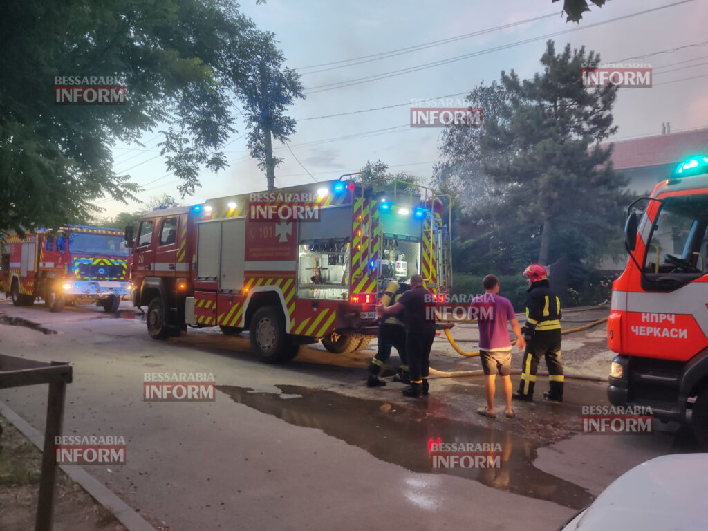 У Болграді полихає склад Нової пошти після гучного вибуху, загорівся будинок поруч – з місця подій (доповнюється)
