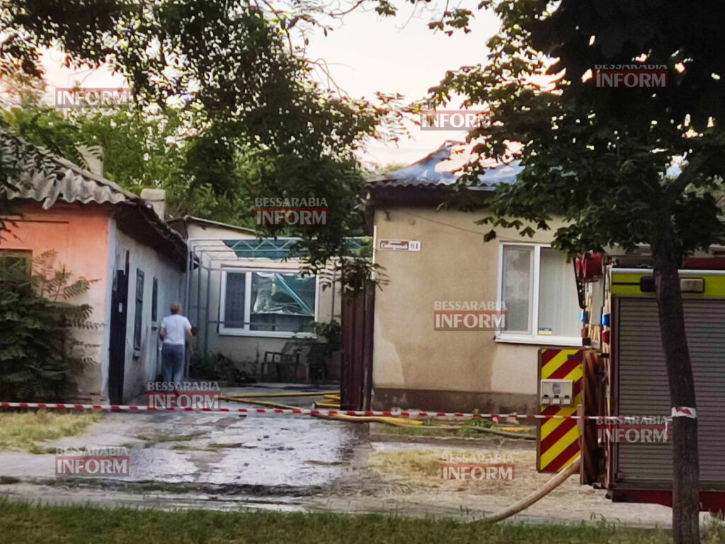 У Болграді полихає склад Нової пошти після гучного вибуху, загорівся будинок поруч – з місця подій (доповнюється)